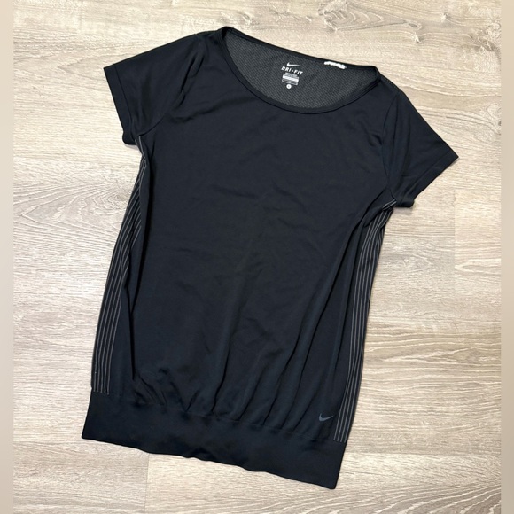 •NIKE• SEAMLESS TEE - Picture 1 of 5